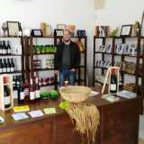 Ivano, uno dei soci della cooperativa, nella Bottega sapori e saperi della Legalit� che si trova nel centro storico di Mesagne